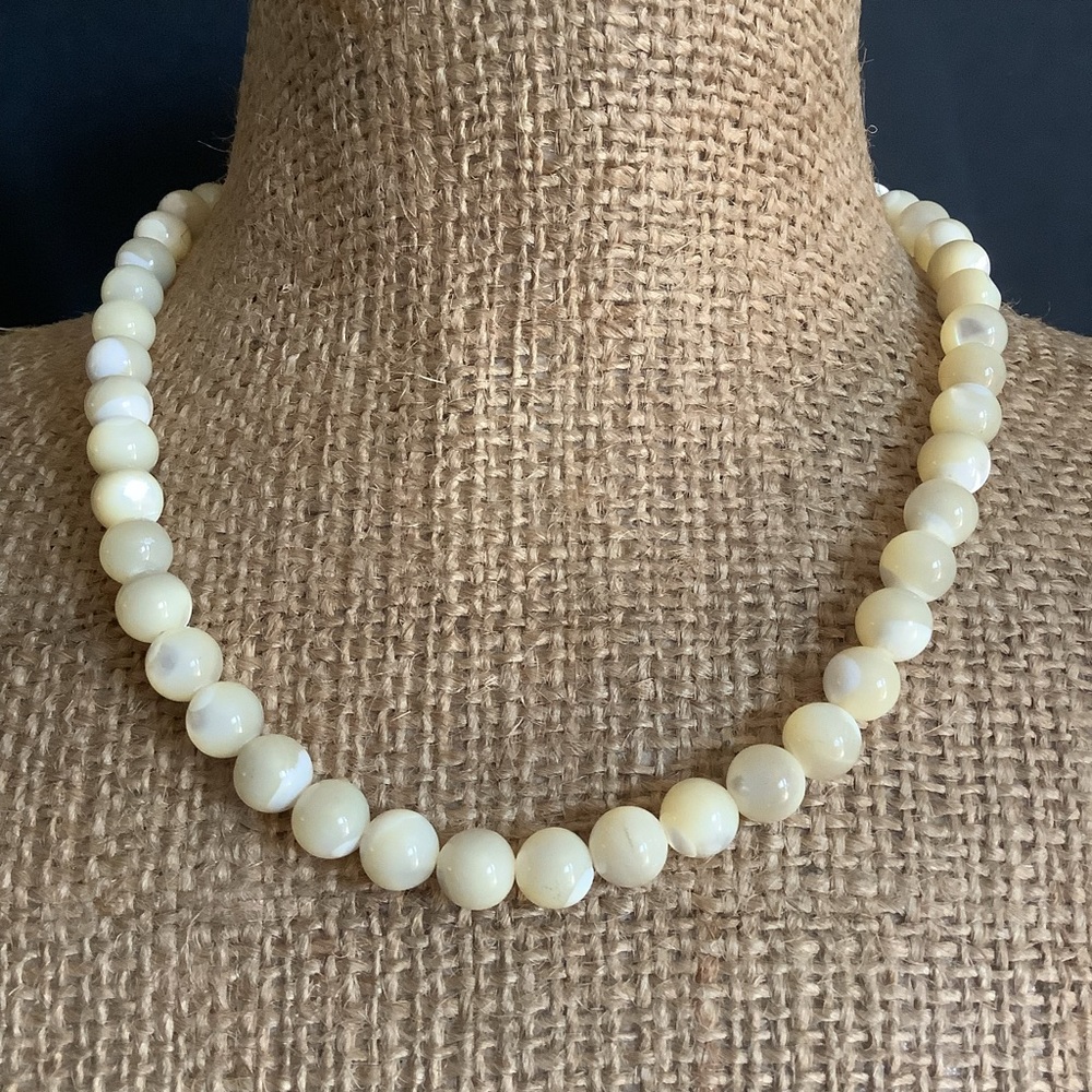Genuine mother of pearl beaded necklace. - Picture 2 of 7